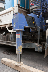 トラッククレーンのアウトリガー