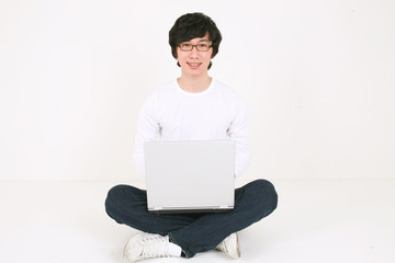 스튜디오의 깔끔한 이미지 젊은 남자