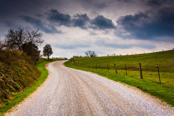 Fototapeta na wymiar Dirt road through farm fields in rural York County, Pennsylvania