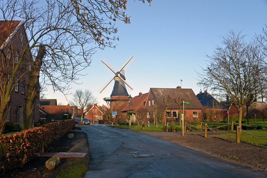 Ortsansicht von Ditzum an der Ems mit Windm&uuml;hle