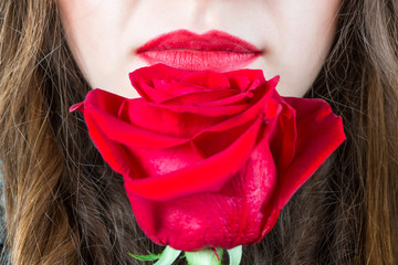 Labbra con rosa rossa