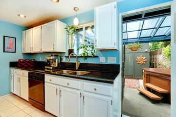 Kitchen room with exit to backyard with jacuzzi