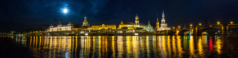Fototapeta na wymiar Dresden in night