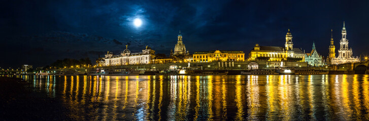 Fototapeta na wymiar Dresden in night