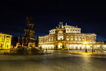 Fototapeta na wymiar Semper opera in Dresden
