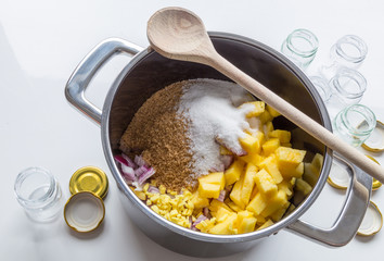 Zwiebel Ananas Chutney Zutaten und Zubereitung