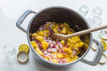 Zwiebel Ananas Chutney Zutaten und Zubereitung