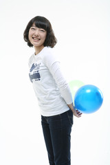 스튜디오 안의 젊은 여성 다양한 포즈