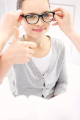 Optyk, salon optyczny, dziecko w okularach © Robert Przybysz