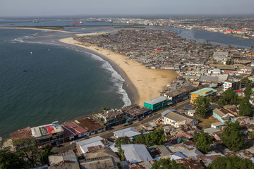 Armenviertel in der Hauptstadt von Liberia - obrazy, fototapety, plakaty