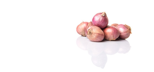 Obraz na płótnie Canvas Indian small red onions over white background 