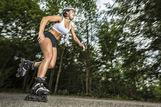 junge Frau baim Inline-Skaten
