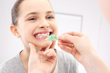Dziecko u ortodonty, wada zgryzu - obrazy, fototapety, plakaty