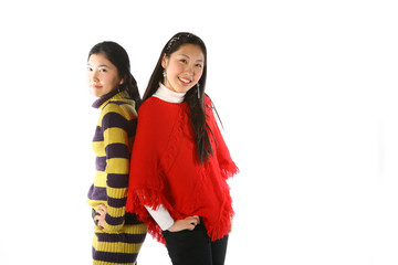 Obraz premium 스튜디오 안 두 명의 아시아 여성