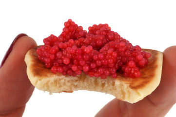 Une bouchée de blinis aux œufs de lump rouges
