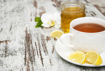Obraz na płótnie Canvas Cup of tea with lemon and honey