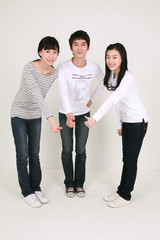 스튜디오 안의 즐거운 대학생들