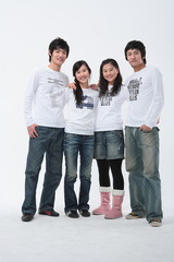 스튜디오 안의 젊은 대학생들