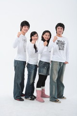 스튜디오 안의 젊은 대학생들