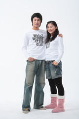 스튜디오 안의 젊은 대학생들