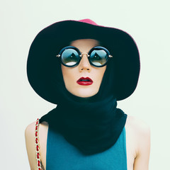 Glamorous lady in vintage hat and sunglasses trend. fashion port