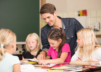 Lehrer in der Grundschule