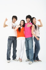 Fototapeta premium 스튜디오 안의 젊은 대학생들