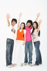 스튜디오 안의 젊은 대학생들