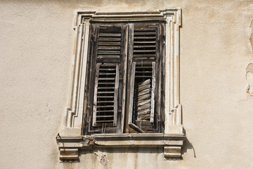Fototapeta na wymiar Old window on a old wall.