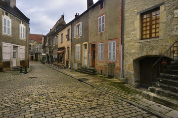 Dans les rues de Noyers-sur-Serein (89310), département de l'Yonne en région Bourgogne-Franche-Comté, France