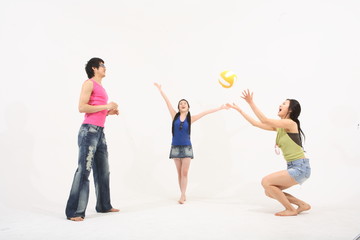 Obraz premium 스튜디오 안의 바캉스 컨셉의 커플