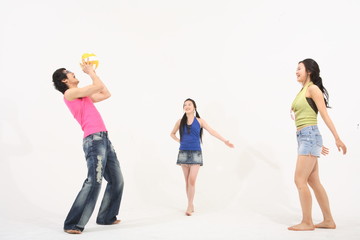 Obraz premium 스튜디오 안의 바캉스 컨셉의 커플