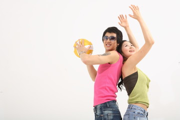 스튜디오 안의 바캉스 컨셉의 커플