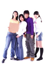 Fototapeta premium 스튜디오 안에서 소품을 들고 있는 젊은 사람들