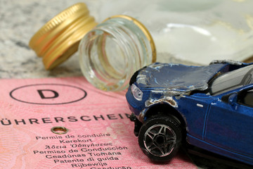 autounfall durch Alkohol,Führerschein und Flasche