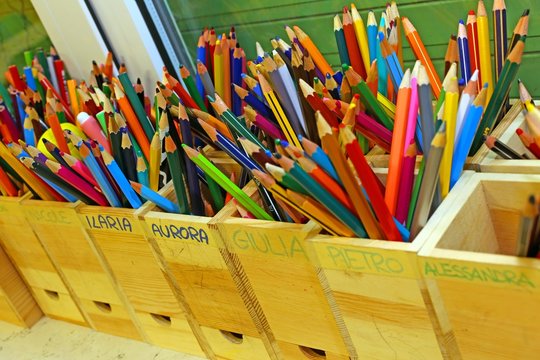 colored pencils with the names of the children of the school cla
