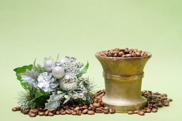 Новогодняя композиция с зёрнами кофе в ступке, на зелёном фоне