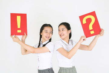 스튜디오 안의 고등학생 소녀들