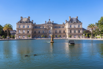 Fototapeta na wymiar Luxembourg Palace in Jardin du Luxembourg
