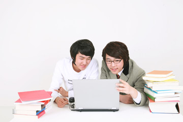 스튜디오 안의 남자 고등학생 