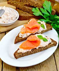 Sandwiches on pieces of bread with salmon and cream