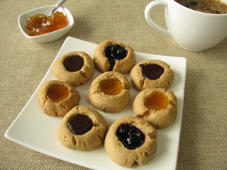 Plätzchen mit Konfitüre und Carob Glasur