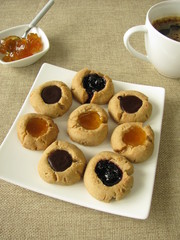 Plätzchen mit Konfitüre und Carob Glasur