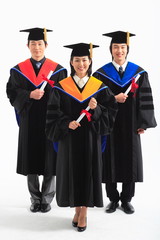 스튜디오 안의 남자 여자 졸업생