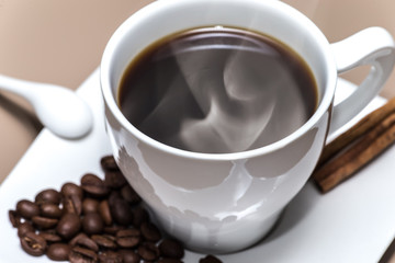 Heißer Kaffee mit Deko