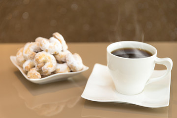 Heißer Kaffee mit Gebäck