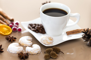 Heißer Kaffee mit Dekoration