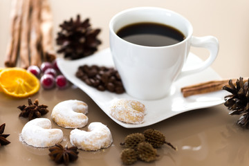 Heißer Kaffee mit Dekoration