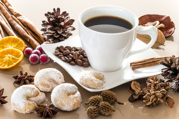 Heißer Kaffee mit Dekoration