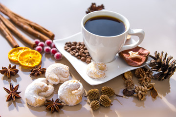 Heißer Kaffee mit Dekoration